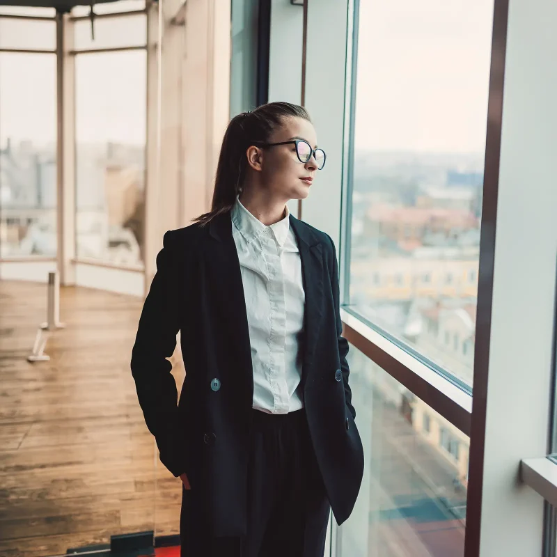 Frau im modernen Businessdress